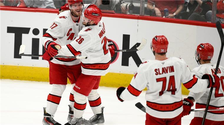 NHL: Owetschkin und Washington scheiden aus Die Carolina Hurricanes bejubeln den Einzug ins Finale der Eastern Conference.