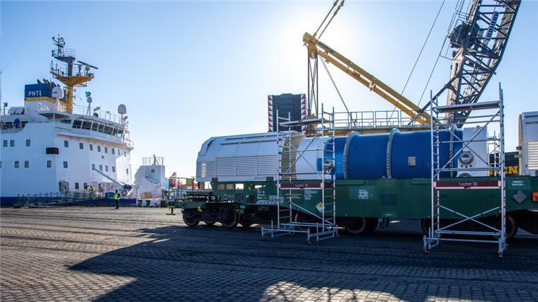 Atommüll in Nordenham: Zug soll am Abend Richtung Bayern aufbrechen Die Castoren sind im Nordenhamer Hafen für den Weitertransport in ein Zwischenlager in Bayern auf spezielle Waggons geladen worden.
