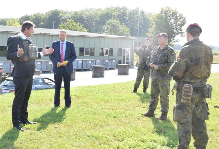 18 Millionen Euro für Hallenschießanlage in Kaserne Seedorf Die CDU-Bundestagsabgeordneten Oliver Grundmann (links) und Henning Otte (Zweiter von links) im September bei ihrem jüngsten Besuch in der Fallschirmjäger-Kaserne in Seedorf.