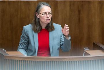 Sascha Karolin Aulepp (SPD), Senatorin für Kinder und Bildung in Bremen, spricht bei einer Bürgerschaftssitzung im Plenarsaal. 