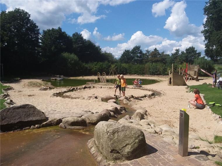 Zeven: Bekommt das Naturbad bald einen Wasserspielplatz? Die CDU-Fraktion möchte einen Wasserspielplatz auf dem Gelände des Naturbades in Zeven errichten. Als Beispiel, wie so etwas aussehen könnte, wurde der Wasserspielplatz in Farven (Foto) genannt. Zudem wurde über die Errichtung eines Beirates gesprochen.