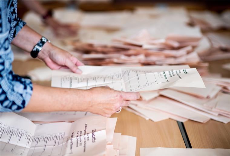 CDU ist stärkste Kraft in Niedersachsen Eine Wahlhelferin sortiert in einer Grundschule, in der ein Wahllokal für die Kommunalwahl untergebracht ist, die Stimmzettel für die Auszählung.