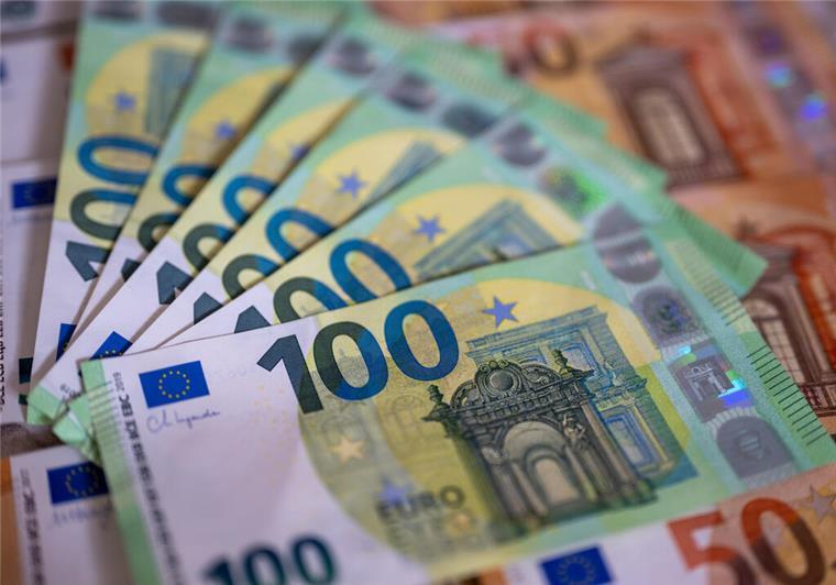 Klimageld: Bis zu 1.000 Euro pro Familie? Bonus soll neu geregelt werden Mehrere Geldscheine liegen hintereinander. Bis zu 1000 Euro Klimageld soll eine Familie künftig erhalten.