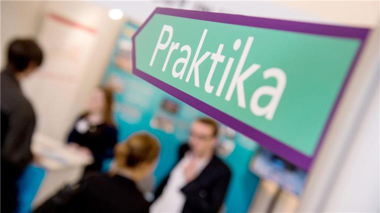 IHK: Praktikumsprämie nur ohne Kosten für Unternehmen Die CDU will freiwillige Schülerpraktika während der Ferien in Niedersachsen finanziell belohnen. (Archivbild)