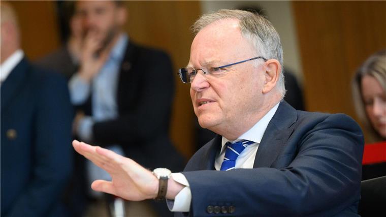 CDU sieht sich in Ausschuss zu Weil-Mitarbeiterin bestätigt Die CDU wirft der Regierung Weil vor, nur für eine enge Mitarbeiterin des Ministerpräsidenten langjährige Regelungen geändert zu haben. (Archivbild)