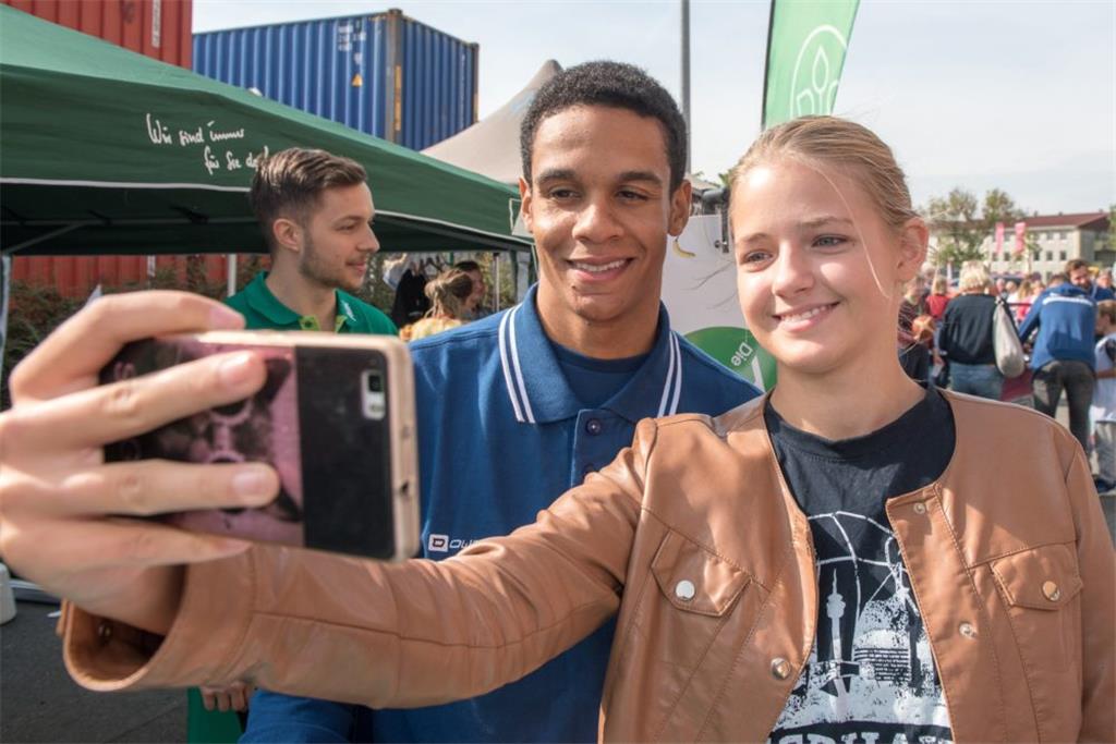 Die Chance auf ein Selfie kommt für Laura Blcöchel sicher nicht so schnell wiede...
