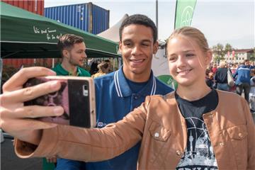 Die Chance auf ein Selfie kommt für Laura Blcöchel sicher nicht so schnell wiede...