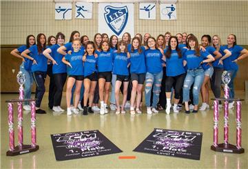 Die Cheerleader der LTS, Juniors und Seniors, mit ihren Pokalen. Foto Scheschonka