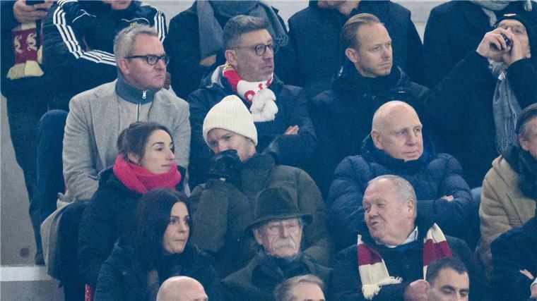 VfB Stuttgart hofft bei Japan-Trip auf „finanziellen Nutzen“ Die Chefetage des VfB Stuttgart hofft auf einen finanziellen Nutzen durch die Reise nach Japan.