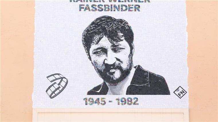 Neue Gedenktafel für Fassbinder in München Die Chefs der Eiche und Bürgermeister Krause enthüllten die Gedenktafel.