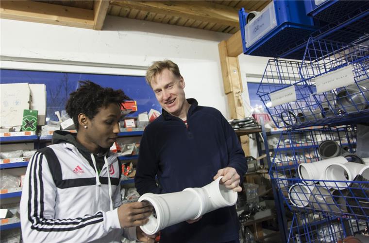 Blind Date mit Erfolgsaussicht: Ausbildungsmesse in Dorum Die Chemie zwischen Lehrling und Handwerksmeister stimmt: Seit Spätsommer absolviert Mohammed Diallo eine Ausbildung im Heizungs- und Sanitärbetrieb von Axel Heidtmann. Kennen gelernt hatten sie sich 2019 auf der Ausbildungsmesse an der Oberschule in Dorum.