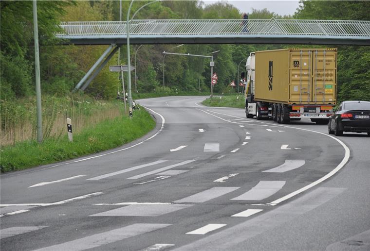 Straßensanierung zwischen Tunnel und Grauwallring Die Cherbourger Straße westlich vom Hafentunnel ist eine Wellenbahn, die Asphaltdecke ist ein Flickenteppich.