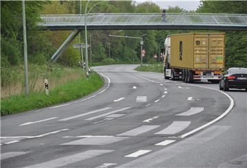 Die Cherbourger Straße westlich vom Hafentunnel ist eine Wellenbahn, die Asphaltdecke ist ein Flickenteppich.