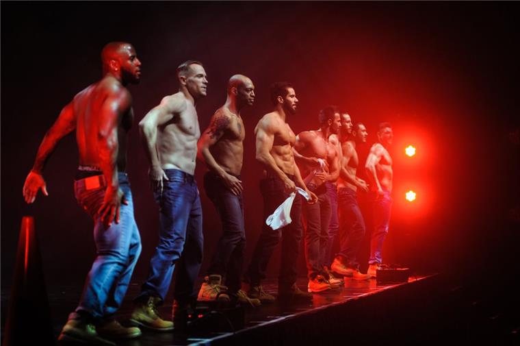 Die Chippendales lassen Frauen in Bremerhaven kreischen Die Chippendales bei ihrem Auftritt in der Stadthalle Bremerhaven.