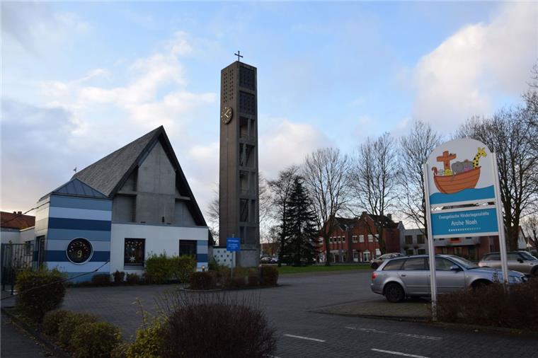 Brake: Kindergarten-Kinder können wieder in ihr Domizil Die Christuskirche (im Hintergrund) ist stabilisiert. Die Kita Arche Noah kann wieder genutzt werden.
