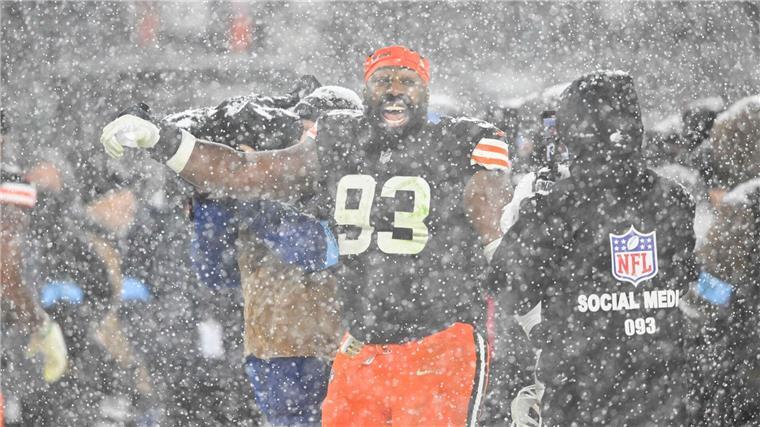 Sieg im Schneetreiben: Browns überraschen gegen Steelers Die Cleveland Browns jubelten nach dem Sieg gegen die Pittsburgh Steelers im Schnee.