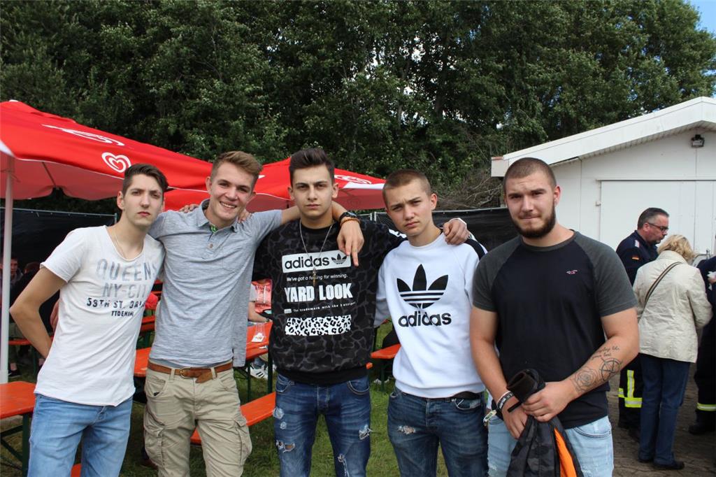 Die Clique feiert zusammen: Marcus Gutwin, Tjark Lederhaus, Nik Tavakkoli, Janni...