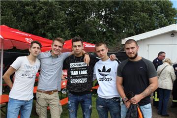 Die Clique feiert zusammen: Marcus Gutwin, Tjark Lederhaus, Nik Tavakkoli, Janni...