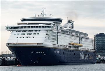 Die «Color Magic» der norwegischen Reederei Color Line legt am Fähranleger am Ostuferhafen an.