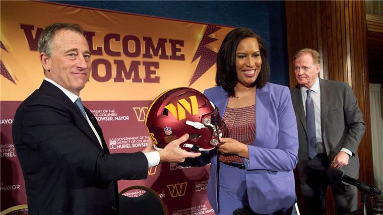 Rassismus im Namen? Trump will NFL-Team „Redskins“ zurück Die Commanders sollen ein neues Stadion bekommen.