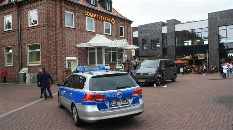 Banküberfall in Cuxhaven: Täter flüchtet zu Fuß durch Innenstadt Die Commerzbank-Filiale in Cuxhaven wurde am Mittwochnachmittag überfallen.