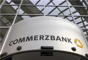 Der Schriftzug "Commerzbank" ist auf Commerzbank-Tower im Zentrum der Bankenstadt zu sehen.