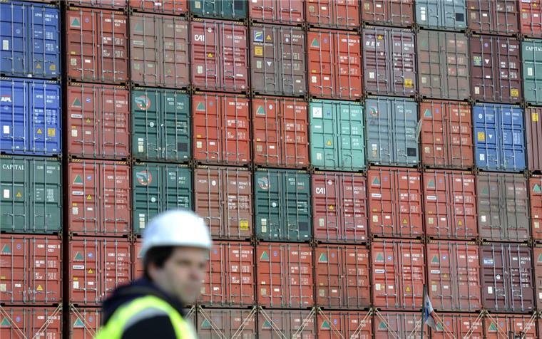 Bremerhaven: Spediteure fordern Zusammenarbeit der Häfen Die Container-Häfen in Bremerhaven, Hamburg und Wilhelmshaven müssten stärker zusammenarbeiten, um konkurrenzfähig zu bleiben, fordern die Spediteure im Land Bremen.