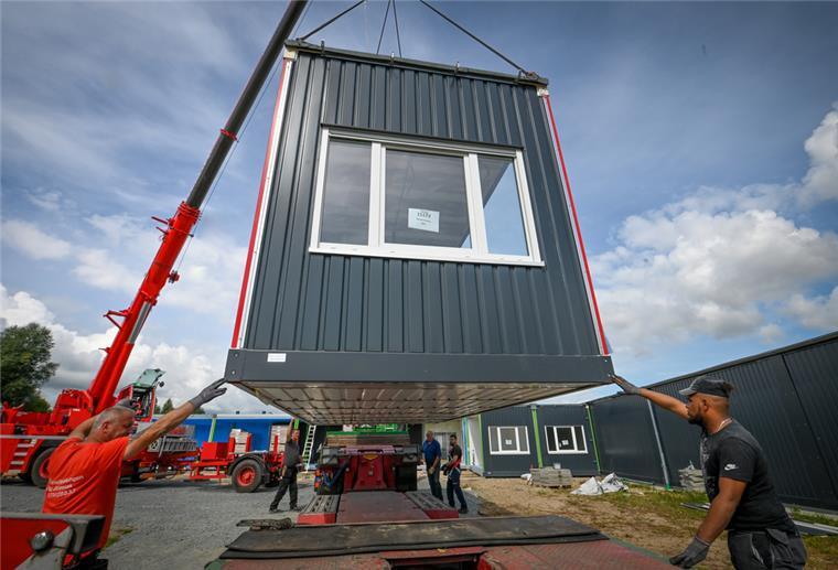 Neue Schulen: Bremerhaven muss auf Container setzen Ein Container wird per Kran abgestellt.