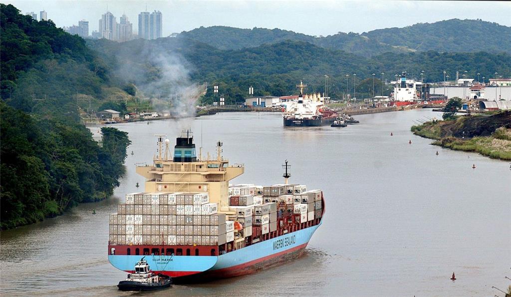 Die Container veränderten die gesamte Schifffahrt. Die Schiffe wurden optimiert für den Transport von Containern und dabei immer größer. Die ersten Containerschiffe in den 60er Jahren waren 180 Meter lang und konnten 500 bis 800 Containereinheiten (TEU) tragen. Lange Zeit, von den 70er bis zu den 80er Jahren, begrenzte der Panama-Kanal die Größe der Schiffe. Sie waren maximal 275 Meter lang und 32 Meter breit und konnten 3000 TEU tragen.