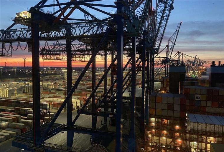 Die Containerterminals gehören zu den Einfallstoren für den Drogenschmuggel von Süd- und Mittelamerika nach Europa. Die Täter brauchen dafür Helfer - und suchen sie im Hafen unter den Arbeitern.