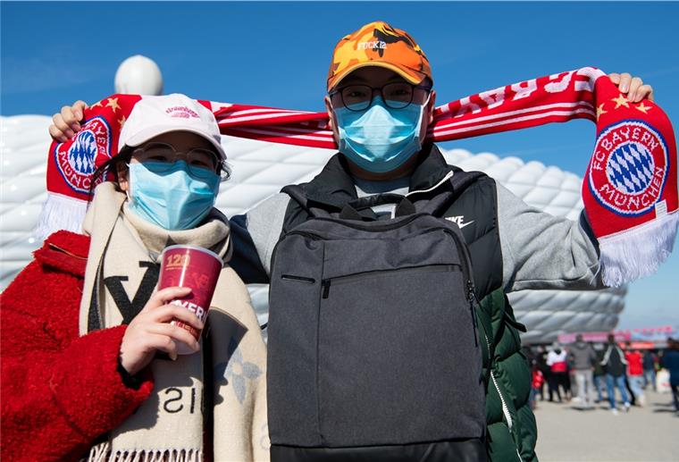 Sportvereine: Plötzlich fehlen die Sponsoren Die Cornovirus-Pandemie hat starke Auswirkungen auch auf den Fußball. Sportökonom Christoph Breuer schlägt vor, dass Sponsoren einen Mundschutz auf den Markt bringen könnten.
