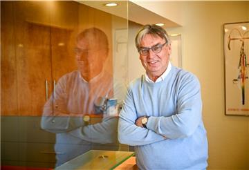 Die Corona-Krise führte in der Praxis von Dr. Wolfgang Woynar zu hygienischen Veränderungen - wie einer Plexiglasscheibe am Empfang.