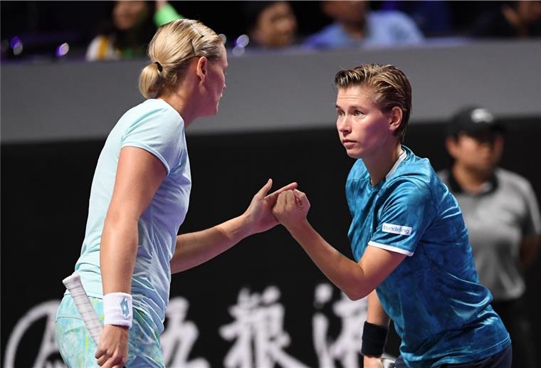 Tennisprofi trainiert wegen Corona-Krise exakt auf belgischer Grenze Die Corona-Krise hat Doppelspezialistin Demi Schuurs (rechts) vor ungeahnte Probleme gestellt.