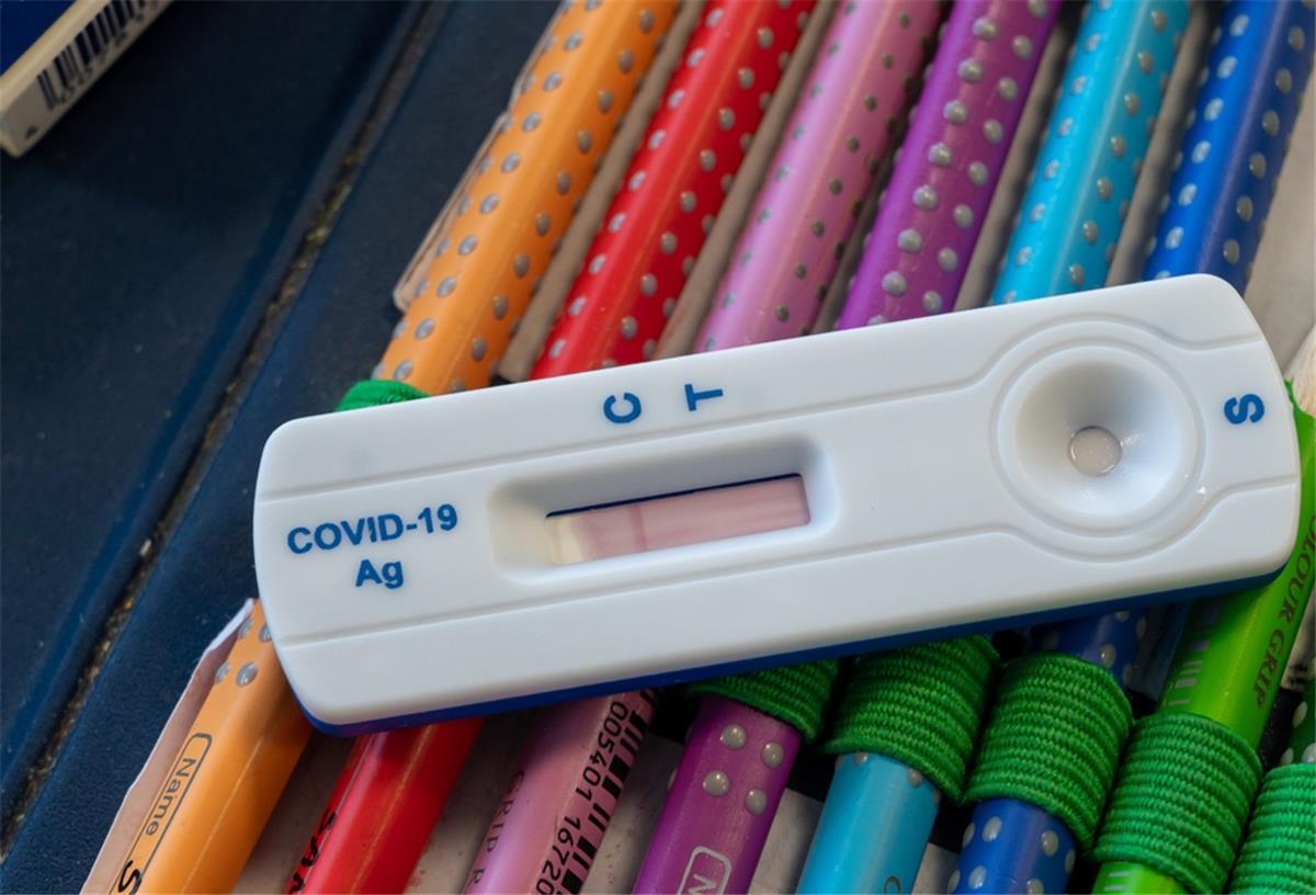 Das Cuxland meldet 46 Corona-Neuinfektionen Ein Teststreifen liegt am ersten Schultag nach den Sommerferien in Bayern, nach einem Corona-Test, auf einem Mäppchen.