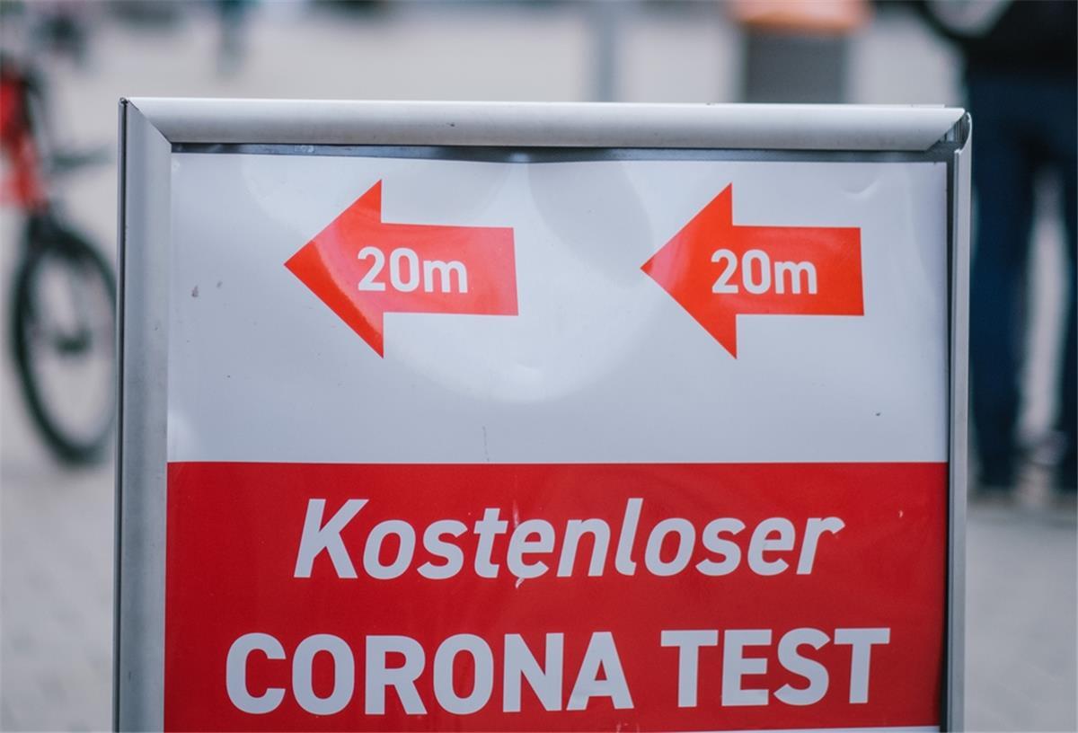 Cuxland und Corona: Sieben-Tage-Inzidenz erreicht Höchstwert Passanten gehen in der Innenstadt an einem Schild vorbei, das auf eine Corona- Teststation und kostenlose Corona-Tests hinweist