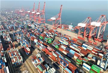 Diese Luftaufnahme zeigt das Containerterminal im Hafen von Lianyungang in der ostchinesischen Provinz Jiangsu.