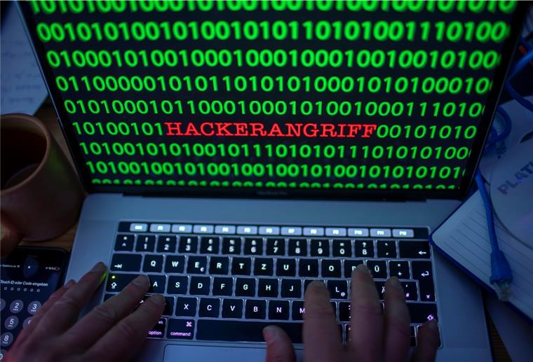Mehr Cyberangriffe durch Home-Office Ein aufgeklapptes Laptop mit dem Wort Hackerangriff auf dem Monitor.