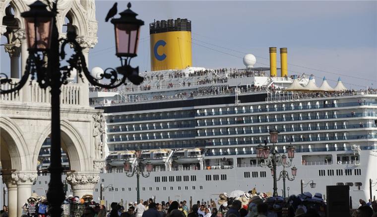 Beinahe-Unfall mit Kreuzfahrtschiff in Venedig Die "Costa Deliziosa" sorgte in Venedig für eine Schrecksekunde.
