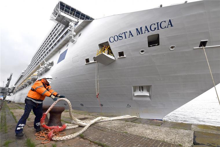 Die "Costa Magica" erobert Bremerhaven Die "Costa Magica" macht fest.