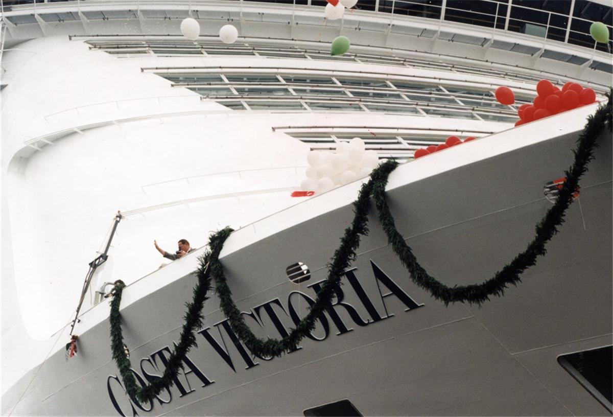 „Costa Victoria“ auf dem Weg zum Abwracker Die „Costa Victoria“ wurde mit nur vier Wochen Verspätung an die Reederei abgeliefert. Die Taufe des Schiffes im Juli 1996 fand an der Columbuskaje statt.