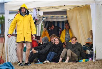 Die Costal Rowing-Regatta hat am Wochenende trotz Regenwetters neben 125 Küstenruderern auch Bremerhavener in das Weserstrandbad gelockt. Sie ließen sich trotz des grauen Himmels, die gute Laune nicht verderben. 