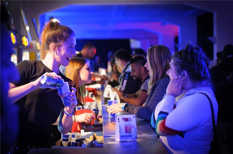 "Spectrum of the Seas": So feiert die Crew im Columbus Cruise Center Die Crew der "Spectrum of the Seas" feiert die Shock-the-dock-Party in Bremerhaven.
