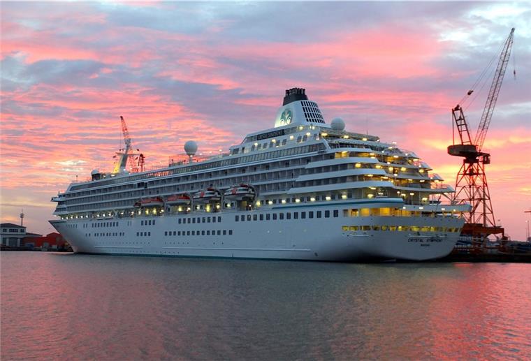 Die „Crystal Symphony“ verließ am Montag als erstes Schiff den Hafen über die Nordschleuse in Richtung Nordamerika.
