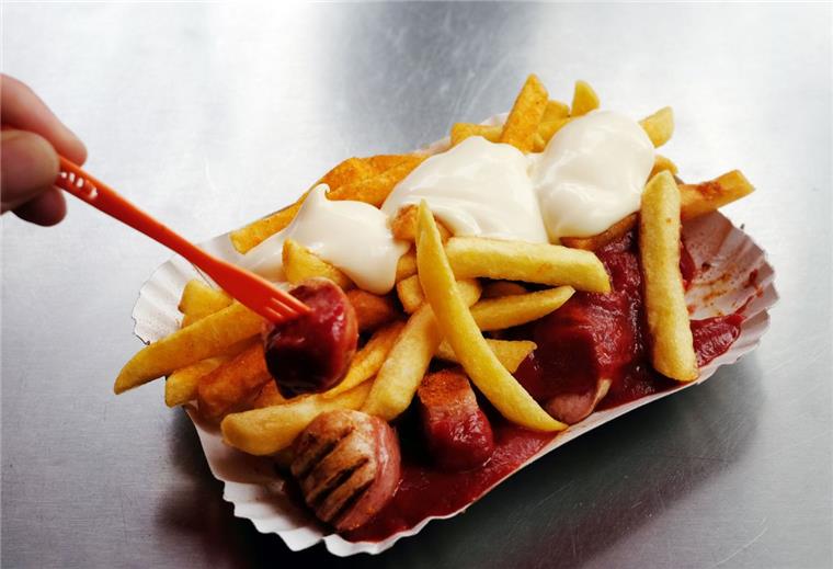 5 Dinge, die du über die Currywurst wissen solltest Die Currywurst feiert ihren 70. Geburtstag.