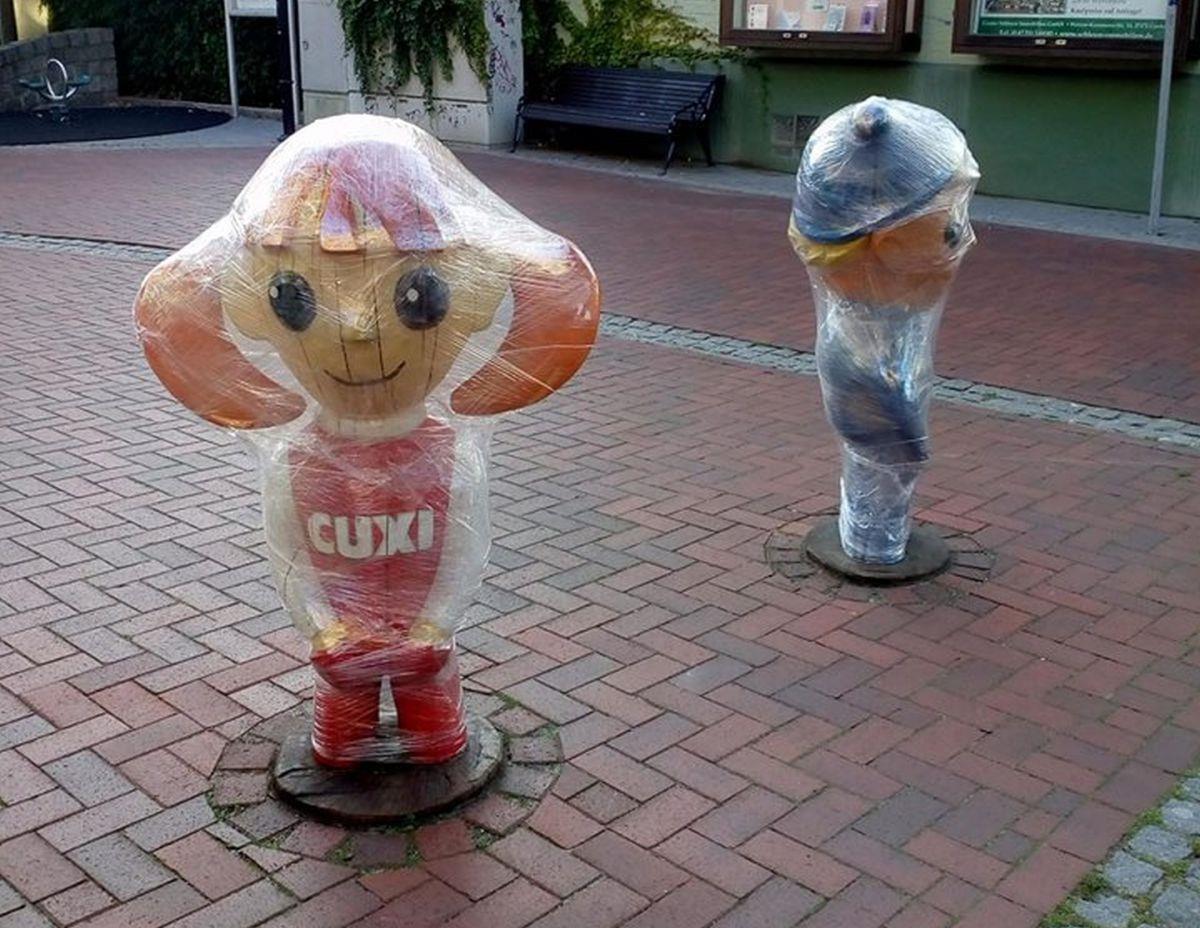 Cux-Figuren in Folie eingepackt Die Cux-Figuren wurden in Folie eingepackt