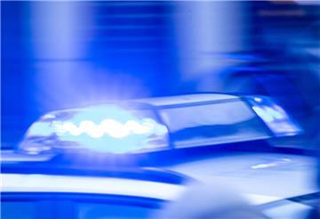 Ein Streifenwagen der Polizei ist mit Blaulicht im Einsatz. 
