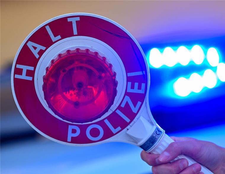 Ohne Führerschein und unter Drogen: Polizei stoppt Mutter nach Flucht Eine Kelle der Polizei mit der Aufschrift Halt Polizei vor einem Blaulicht eines Polizeifahrzeuges. Die Cuxhavener Polizei kontrollierte am Wochenende zahlreiche Verkehrsteilnehmer, von denen einige ihre Fahrt nicht fortsetzen durften.