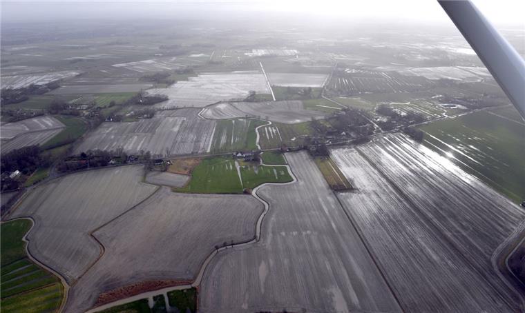 Dauerregen im Cuxland sorgt für Probleme Die "Cuxländer Seenplatte" bereitet den Landwirten Probleme. Durch das viele Wasser lassen sich die Äcker kaum bestellen.