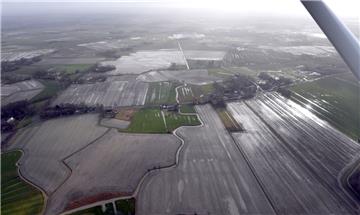 Die "Cuxländer Seenplatte" bereitet den Landwirten Probleme. Durch das viele Wasser lassen sich die Äcker kaum bestellen.