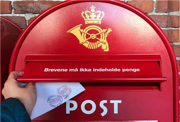  Ein Briefkasten in Kopenhagen (Dänemark), aufgenommen. Postnord will ab 2026 keine Briefe mehr zustellen.